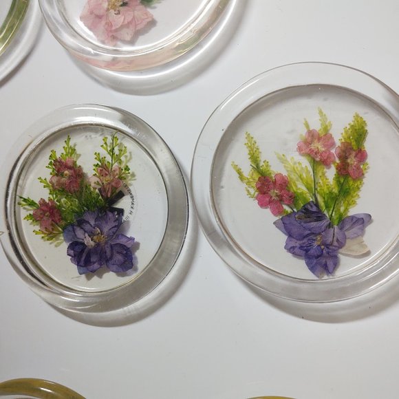 ACRYLIC LUCITE 6 COASTER SET WITH PRESSED DRIED WILDFLOWERS MID CENTURY MODERN - Picture 6 of 7